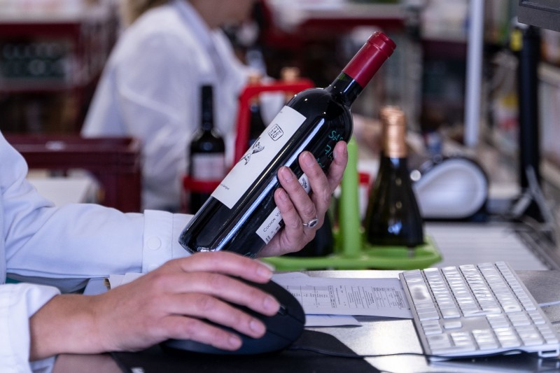 Laboratoire œnologique,analyse chimique vin,analyse du vin laboratoire,ph du vin rouge,acidité totale d'un vin rouge,acidité volatile vin rouge,acidité totale vin,acidité vin rouge,dosage acidité volatile vin,languedoc roussillon,vin,analyse,Analyses œnologiques,Conseils œnologiques,Accréditation COFRAC,aude,œnologie,Analysez votre vin,Bio,laboratoires analyses du vin,ingénierie œnologique,conception de chai,Marketing des vins,communication,Agronomie,viticulture,Viticulture raisonnée,systèmes de certification,Analyse et conseil œnologique,Assurance qualité des outils de production,sécurité alimentaire,Analyse fine,vigne,vin,professionnels,viticulteur,vigneron,onologue,languedoc roussillons,vins sud de france,vignobles du languedoc,laboratoires dubernet